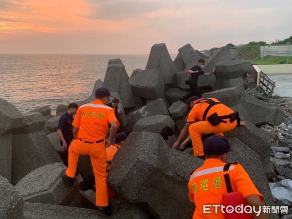 ▲海巡第11岸巡隊蚵子寮安檢所，聯手岡山分局赤崁派出所員警，合力強制帶離該名意欲尋短女子，避免憾事發生。（圖／記者林悅翻攝，下同）