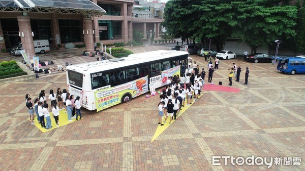 ▲台南市警交通警察大隊，與交通局、監理站合作，借用大型公車於台南應用科技大學舉辦「高高在上的視角」體驗活動。（圖／記者林悅翻攝，下同）