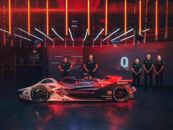 Porsche 99X Electric與兩位車手、GT Factory Motorsport總裁Pascal Zurlinden、營運總監Amiel Lindesay及Team Management & Business Relations Porsche Motorsport 總監Carlo Wiggers 。
