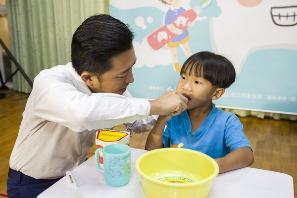 ▲新竹市長林智堅陪幼兒園小朋友刷牙。（圖／新竹市政府提供）