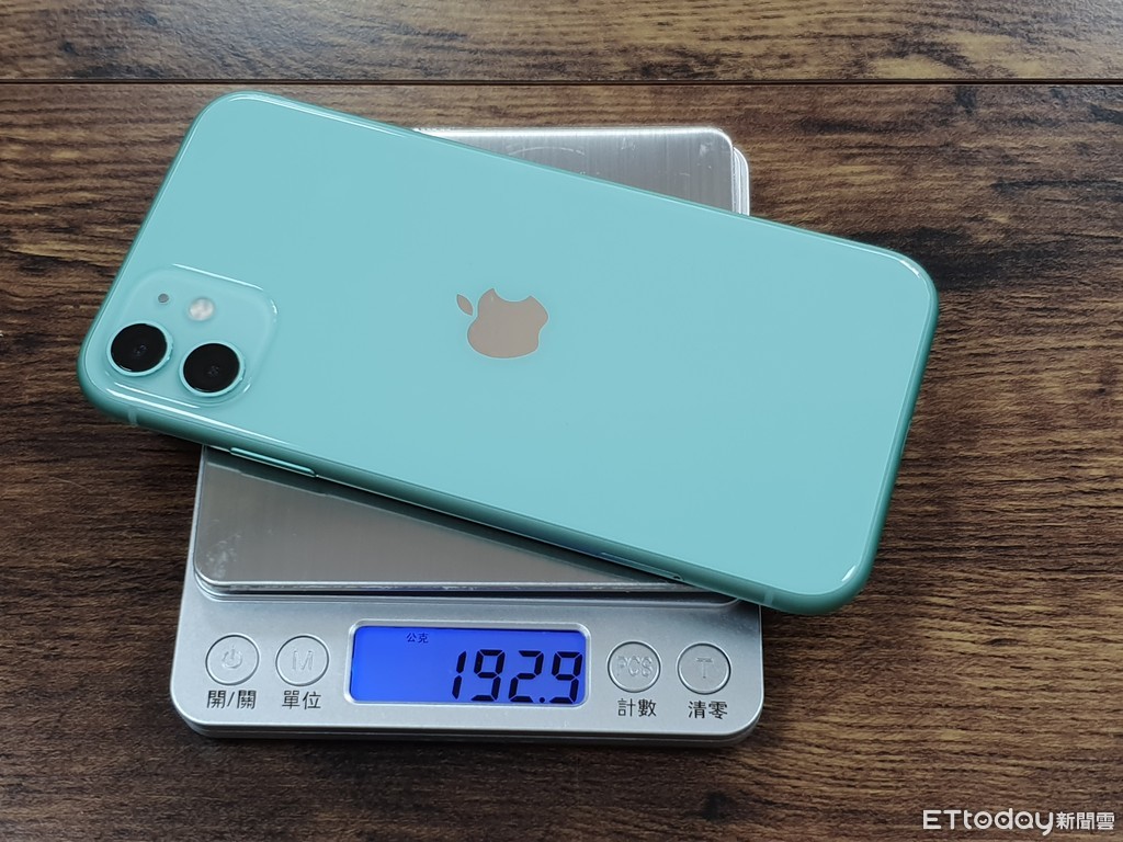 ▲▼iPhone 11、iPhone XR重量。（圖／記者邱倢芯攝）