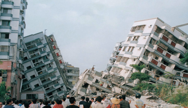 ▲▼921大地震，雲林斗六市觀邸大樓倒塌。（圖／建築安全履歷協會提供）