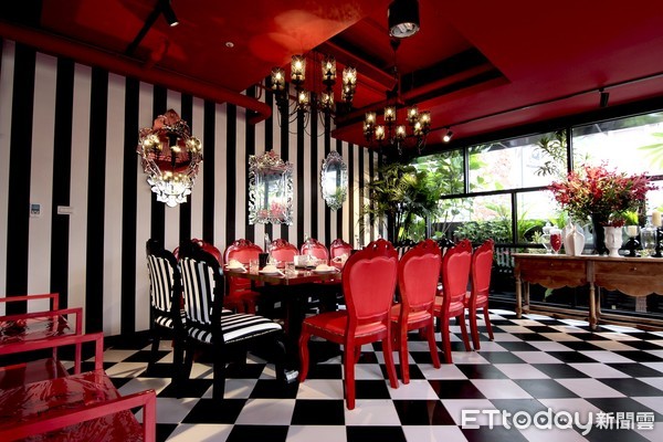 ▲紅黑白配色加上歐式水晶吊燈　Thai J鍋物用餐環境好奢華。（圖／Thai J鍋物提供）