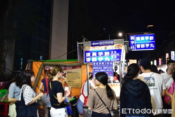 ▲寧夏夜市,劉芋仔蛋黃芋餅。（圖／記者陳涵茵攝）