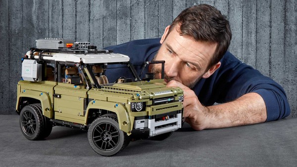 硬漢車迷都要有一款樂高特製Land Rover Defender　2,573片積木拼到手軟（圖／翻攝自樂高）