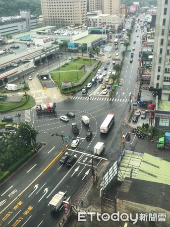 ▲ 新北汐止大同路調整分隔島 增為4線車道回堵車流減半。（圖／新北市交通局提供）