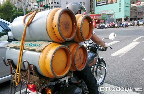 ▲台灣中油今（1）日表示，為減輕民眾負擔，將調降20公斤桶裝瓦斯價格每桶100元。（圖／記者屠惠剛攝）