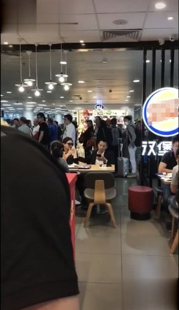 ▲大S、汪小菲夫妻現身機場的速食店。（圖／翻攝自微博／新浪娛樂）