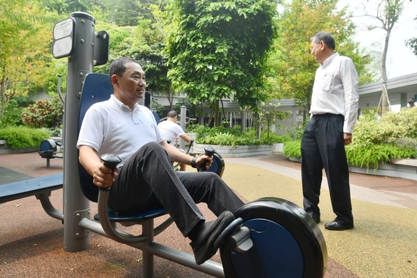 ▲▼侯友宜體驗Kampung Admiralty運動健身器材。（圖／新北市政府提供）