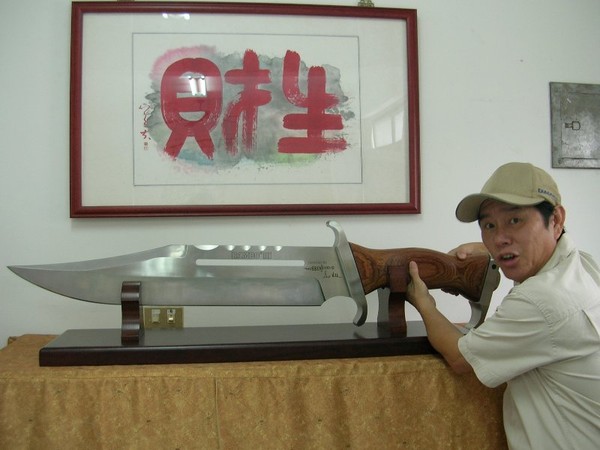 ▲▼席維斯史特龍手上「藍波刀」是台灣師傅-金光師李永祈親手鑄造。（圖／海樂提供）