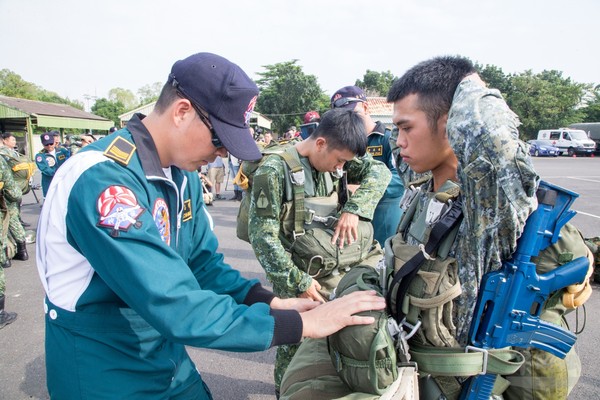媒體參訪陸軍空訓中心　見證傘兵精訓成果。（圖／軍聞社）