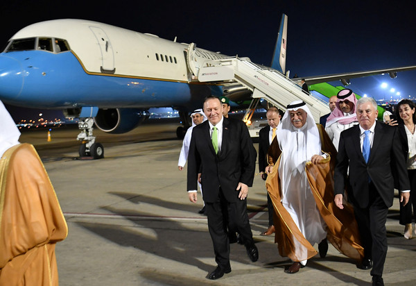 ▲▼美國國務卿蓬佩奧（Mike Pompeo）於9月18日抵達吉達（Jeddah），與沙烏地阿拉伯王儲穆罕默德（Mohammed bin Salman）討論如何回應阿美石油公司煉油廠爆炸事件。（圖／路透）