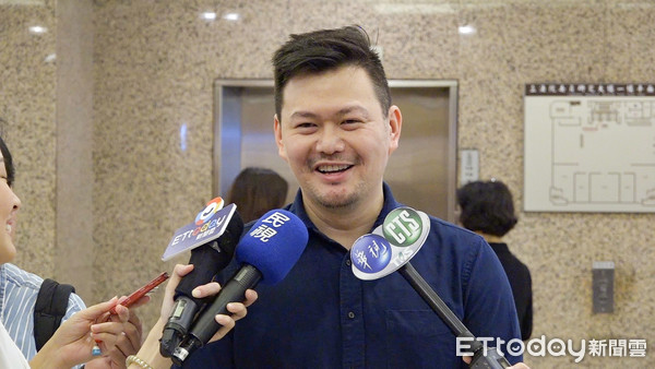 ▲▼時力決策委員蕭新晟堵訪。（圖／記者徐斌慎）