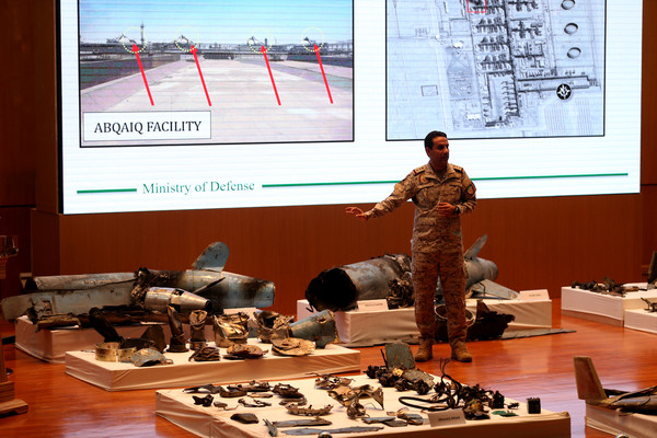 ▲▼ 沙國國防部發言人圖爾基（Colonel Turki al-Malki）公布攻擊煉油廠的無人機殘骸。（圖／路透）