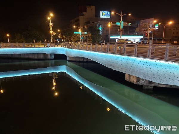 ▲台南運河11座橋梁光雕，自9月20日起的每個夜晚，將同步光彩亮起來對映星空，襯托出安平迷人的浪漫風情。（圖／記者林悅翻攝，下同）