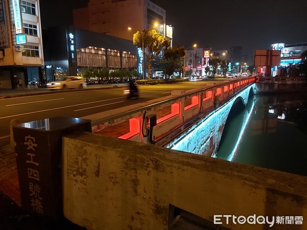 ▲台南運河11座橋梁光雕，自9月20日起的每個夜晚，將同步光彩亮起來對映星空，襯托出安平迷人的浪漫風情。（圖／記者林悅翻攝，下同）