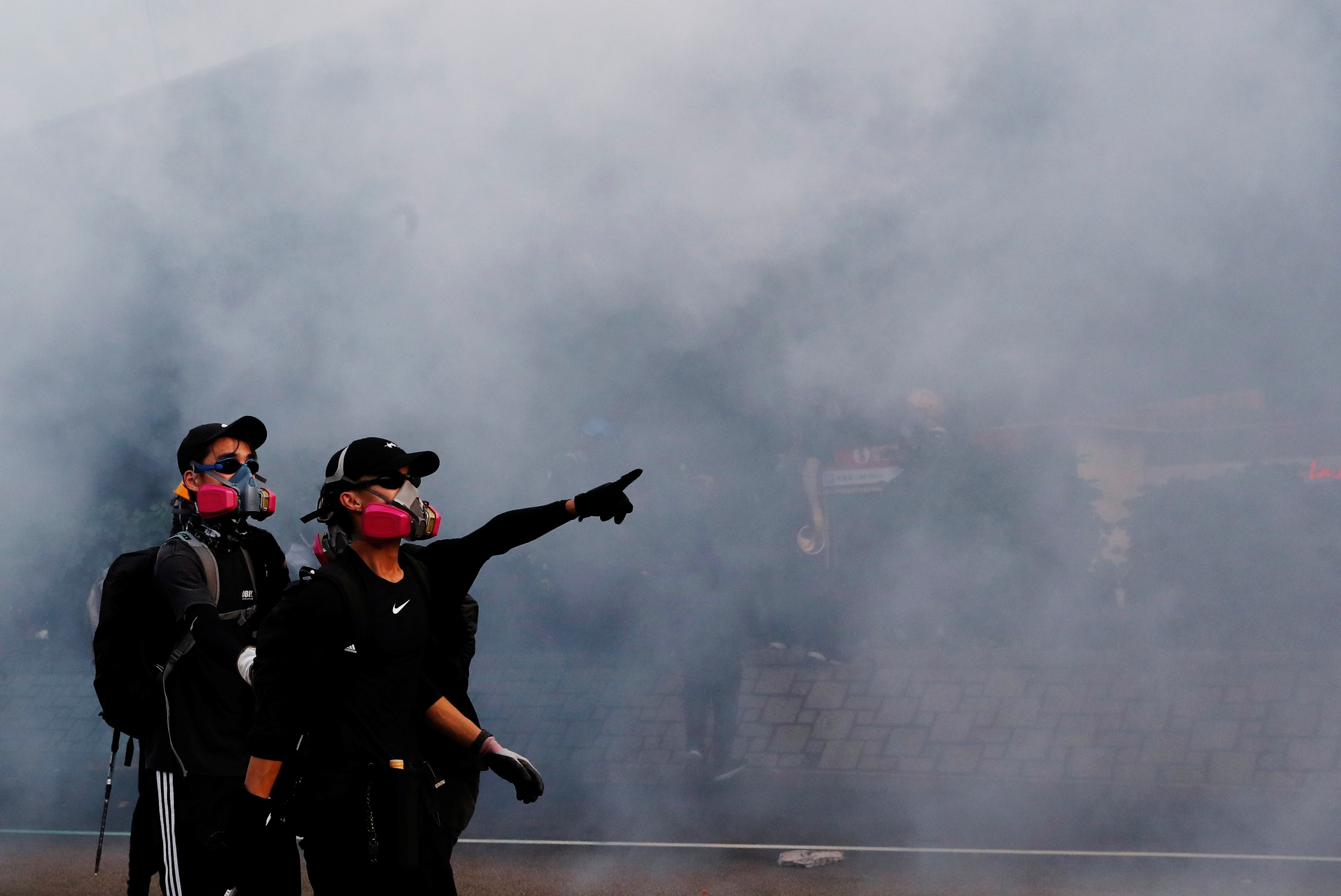 ▲▼香港示威者戴著防毒面具。（圖／路透社）