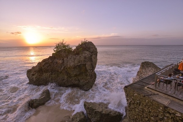 ▲峇里島 Rock Bar懸崖酒吧。（圖／山抓小姐的旅行攝提供）