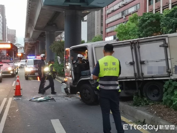 ▲▼台北市復興北路民生東路口發生一起車禍意外。（圖／記者黃彥傑攝）