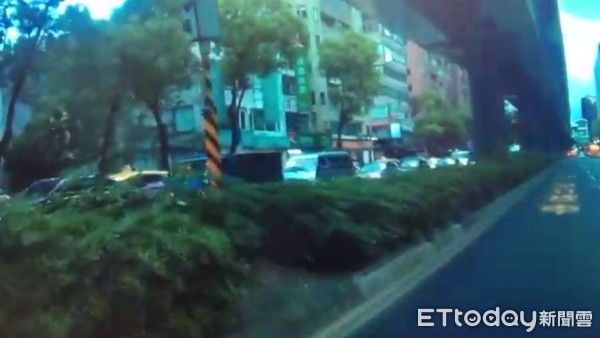 ▲▼台北市復興北路民生東路口19日下午發生一起車禍意外。（圖／記者孫于珊翻攝）