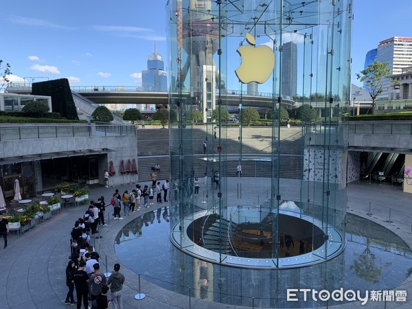 ▲上海直擊蘋果iPhone 11開賣！超狂果粉手機、手錶都要頂級的。（圖／記者洪聖壹攝）