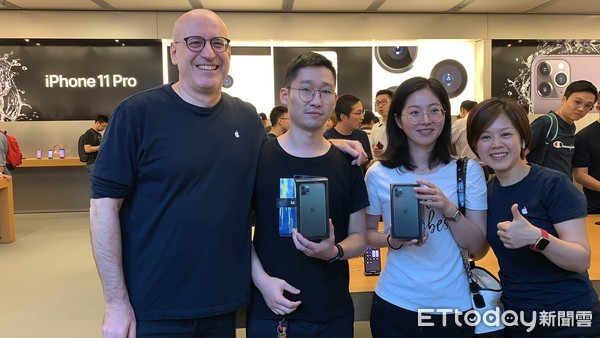 ▲上海直擊蘋果iPhone 11開賣！超狂果粉手機、手錶都要頂級的。（圖／記者洪聖壹攝）