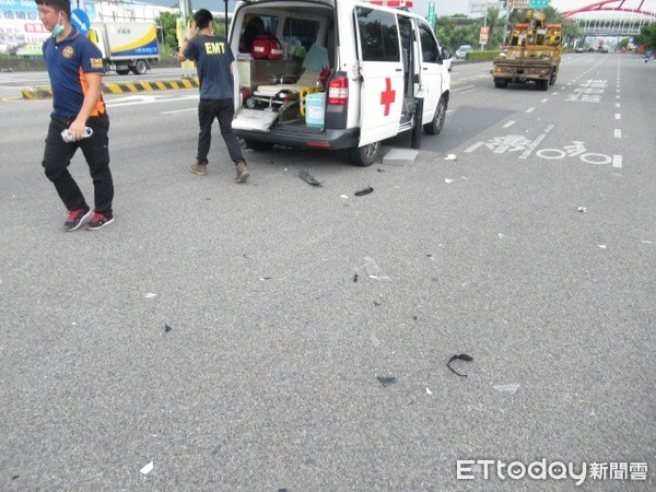 ▲屏東縣運動公園附近15日發生救護車與機車相撞，造成機車騎士死亡，警方釐清責任中。             。（圖／記者陳崑福翻攝）