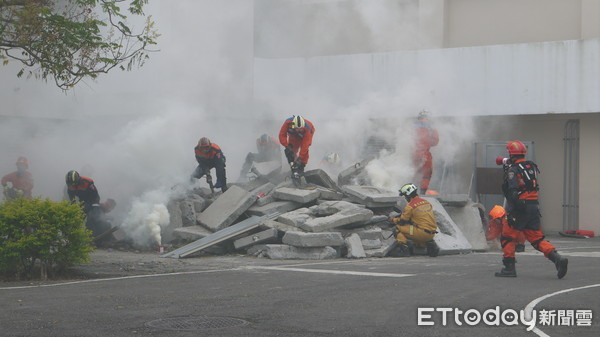 ▲消防人員進行救災演練。
