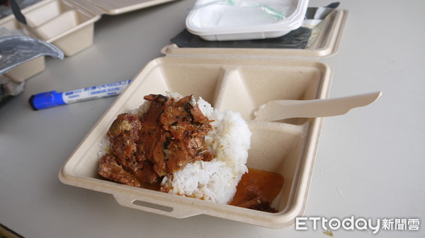 ▲日本船山公司捐贈防災食品，供餐演人員食用。