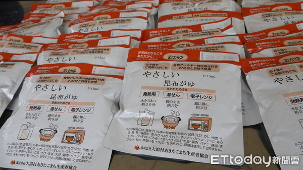▲日本船山公司捐贈防災食品，供餐演人員食用。