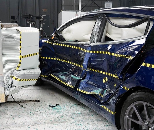 特斯拉Model 3獲美國最佳安全車型評級　別再說電動車是鋁罐做的（圖／翻攝自特斯拉）