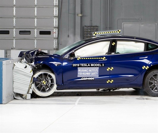 特斯拉Model 3獲美國最佳安全車型評級　別再說電動車是鋁罐做的（圖／翻攝自特斯拉）