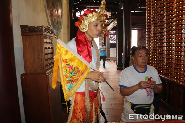 ▲台南市大觀音亭暨祀典興濟宮，將舉辦「己亥年巡香繫誼」遶境活動，於出巡前，特別依照古禮，請道長吳明府前來舉行「放兵」儀式。（圖／記者林悅翻攝，下同）