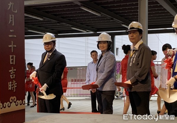 ▲蔡英文、桃園市長鄭文燦等人主持桃園捷運綠線開工動土儀式。（圖／記者沈繼昌攝）