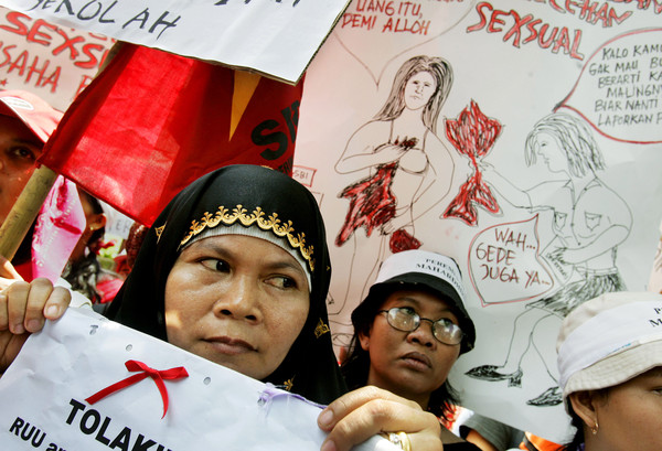 ▲▼印尼女性2006年走上雅加達街頭，抗議反色情法案，此法案對於在公共場所接吻、露出腿部或肩膀等身體部位的人處以有期徒刑。（圖／達志影像／美聯社）