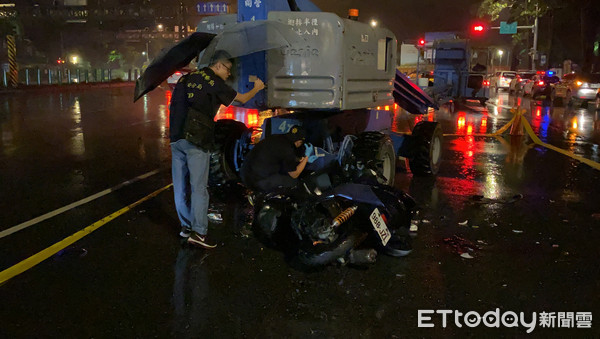 ▼▲高空作業車橫過辛亥路三段時，與機車發生碰撞車禍。（圖／記者游宗樺攝）