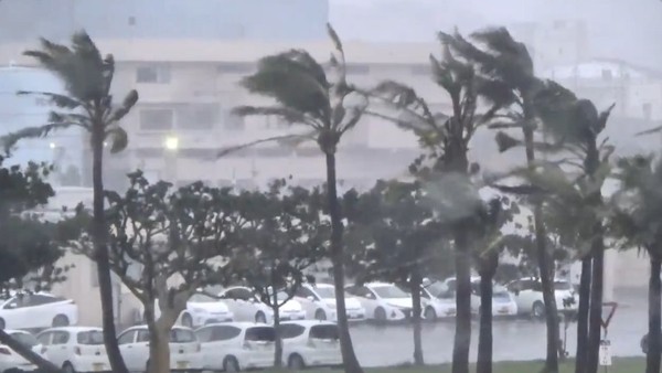 ▲塔巴颱風襲日，沖繩3.8萬戶停電。（圖／翻攝自推特／沖縄電力株式会社@OKIDEN_Official）