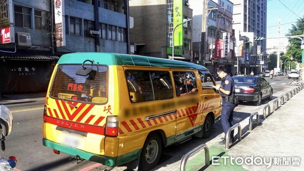 ▲ 三峽警加強稽查學幼童車 確保孩童「乘車」安全。（圖／記者郭世賢翻攝）