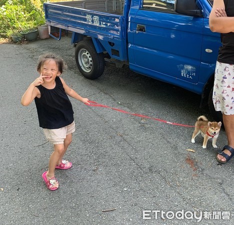 ▲怕狗女兒唸弟子規給柴寶聽。（圖／網友嚴珮瑄授權提供）