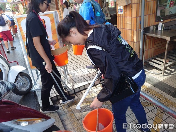 ▲▼台東百餘名鄉親人手1支撿拾夾，沿著市區凈街撿拾煙頭。（圖／台東縣政府提供，下同）