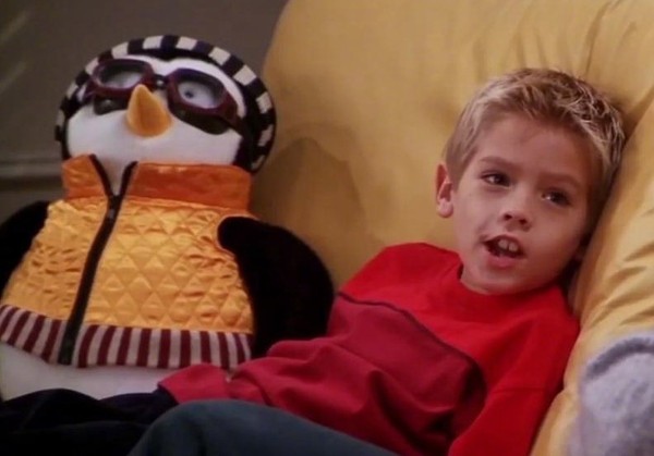 ▲▼《六人行》（Friends）慶祝開播25週年，請到「寇弟」寇爾史普洛茲（Cole Sprouse）19年後，再次坐上紅沙發與企鵝合照。（圖／劇照、翻攝自華納兄弟）