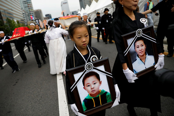 ▲▼42歲脫北者韓星玉（Han Sung-ok，音譯）與6歲兒子在首爾的住處疑似餓死。民眾上街傳達哀悼之情。（圖／路透）