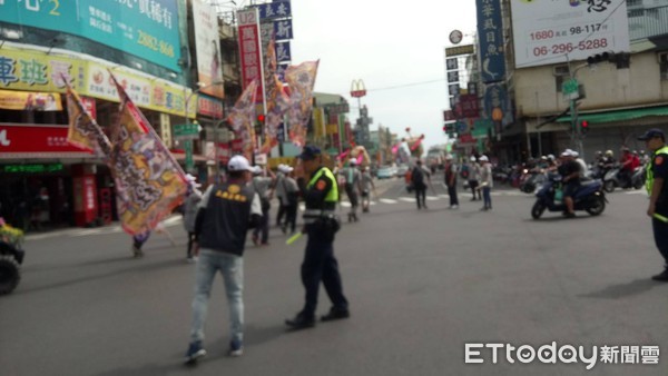 ▲台南市南區府城媽祖會遶境活動，廟方配合執行宮廟自律公約，活動過程中展現良好秩序，並於沿路清掃炮屑，避免影響環境清潔及交通安全。（圖／記者林悅翻攝，下同）