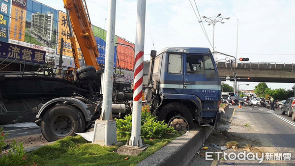 ▲台南市台一線322.5公里處，發生一輛35噸油罐車，疑因閃避待轉機車騎士，因而撞上分隔島，後方油罐桶翻覆，司機頭部因撞擊受傷送醫，善化分局警方處理中。（圖／記者林悅翻攝，下同）