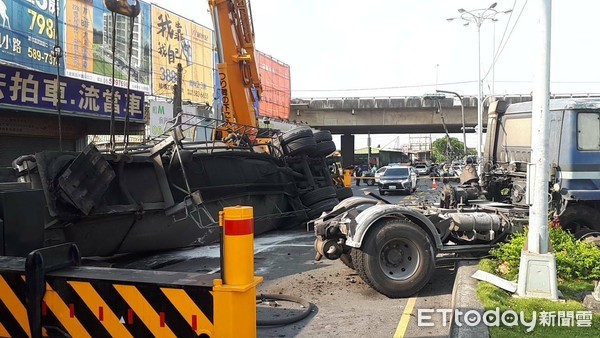 ▲台南市台一線322.5公里處，發生一輛35噸油罐車，疑因閃避待轉機車騎士，因而撞上分隔島，後方油罐桶翻覆，司機頭部因撞擊受傷送醫，善化分局警方處理中。（圖／記者林悅翻攝，下同）