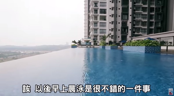 ▲眾量級開箱「百萬裝潢新住所」，其實是在馬來西亞暫住的民宿。（圖／翻攝自YouTube／眾量級CROWD）