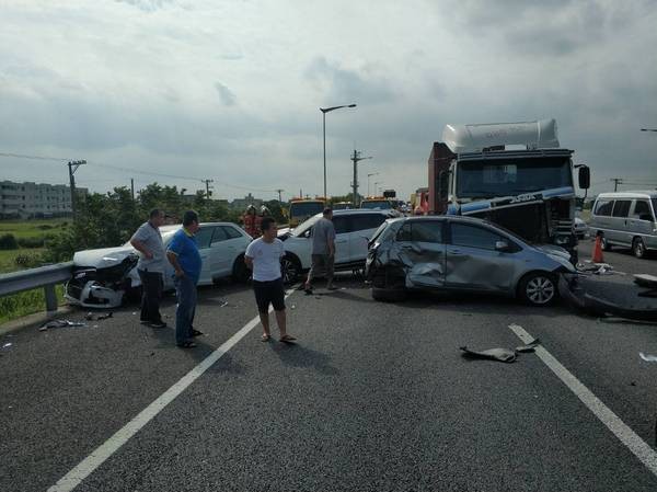 ▲國道2號前往桃園機場發生6車連環撞