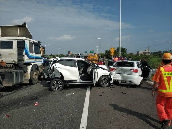 ▲國道2號前往桃園機場發生6車連環撞
