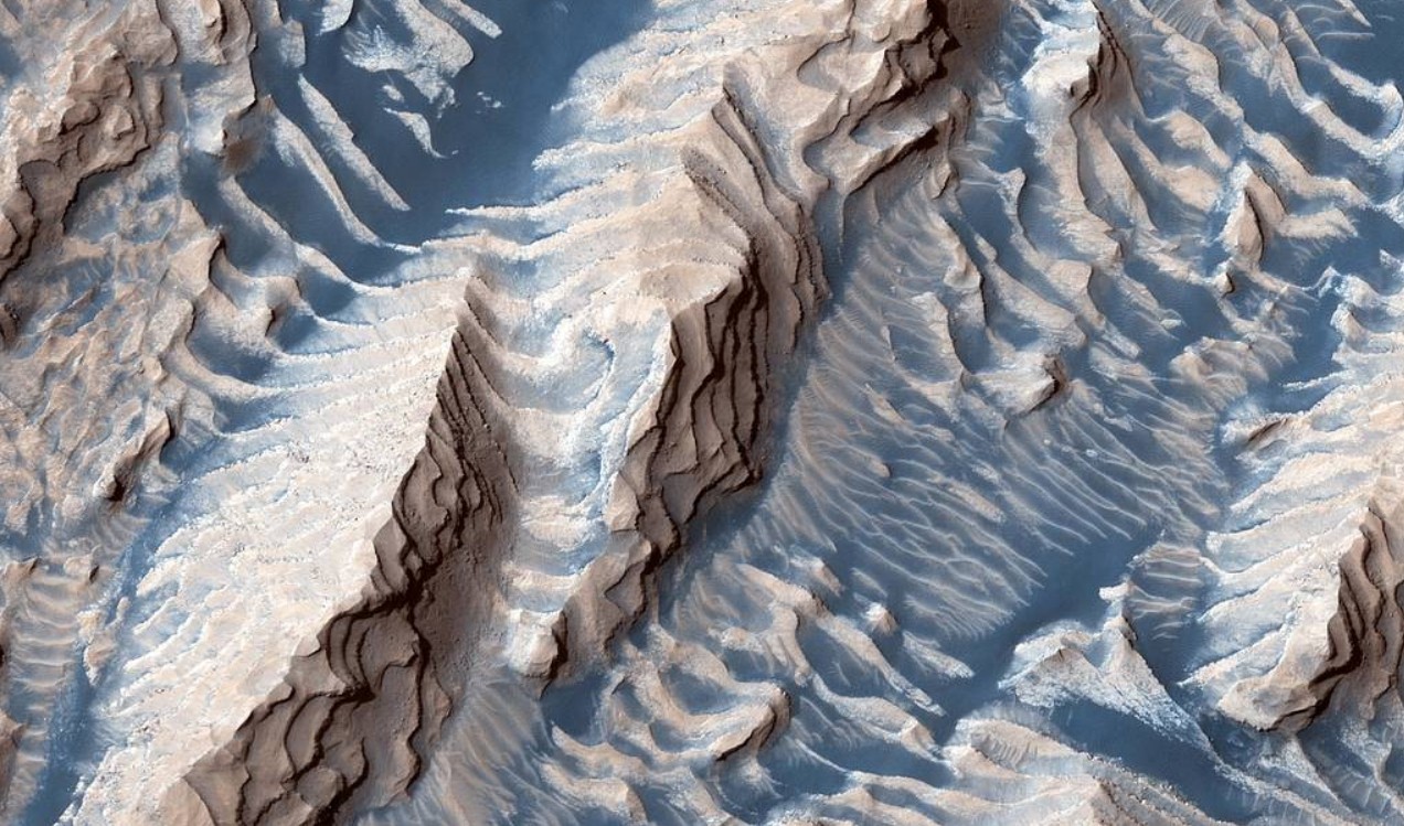 ▲火星呈現出不同以往的「白色」面貌。（圖／翻攝自NASA官網）