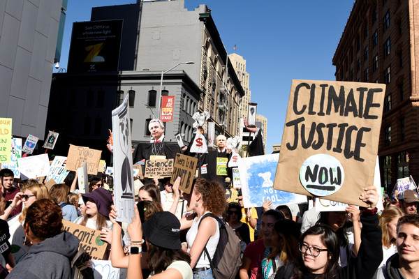 ▲▼民眾聚集在舊金山議會外抗議氣候變遷。（圖／路透）